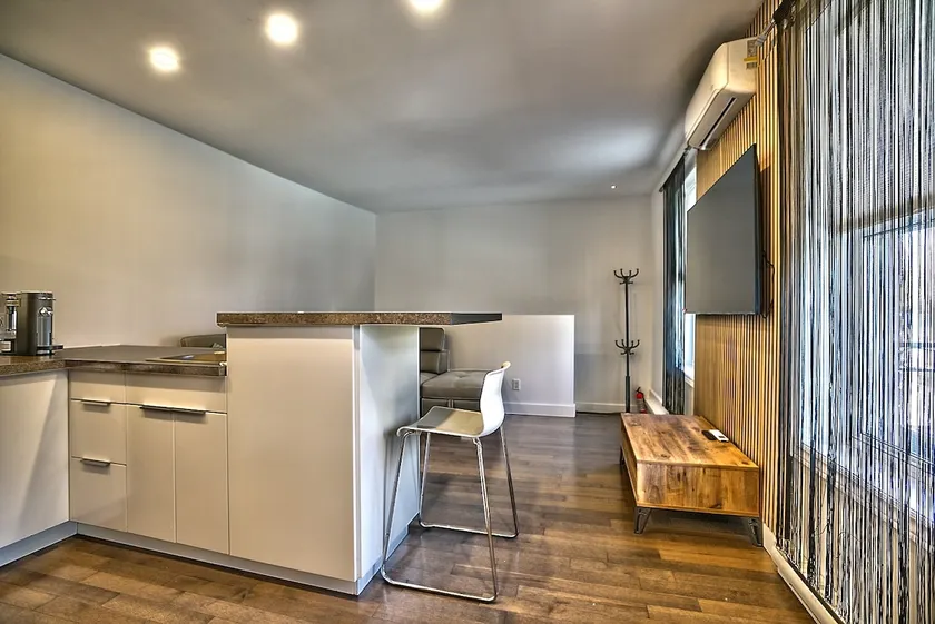 Downtown Prestige: Parking, King Bed, Sleeps 6 - Image 1