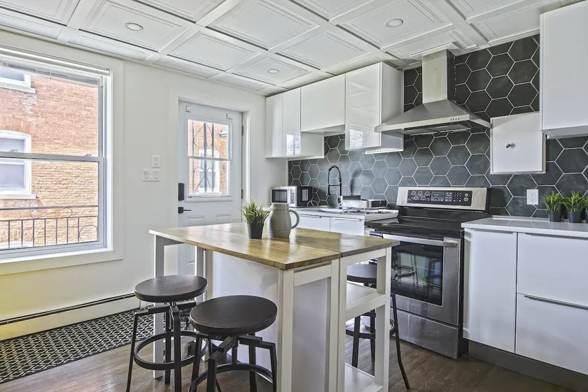 Downtown Prestige: Parking, King Bed, Sleeps 6 - Image 1