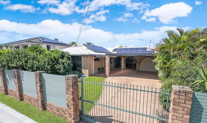 Spacious home with pool minutes to Redcliffe. - Image 1