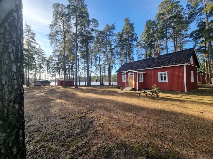 Cottage by the lake - Image 1