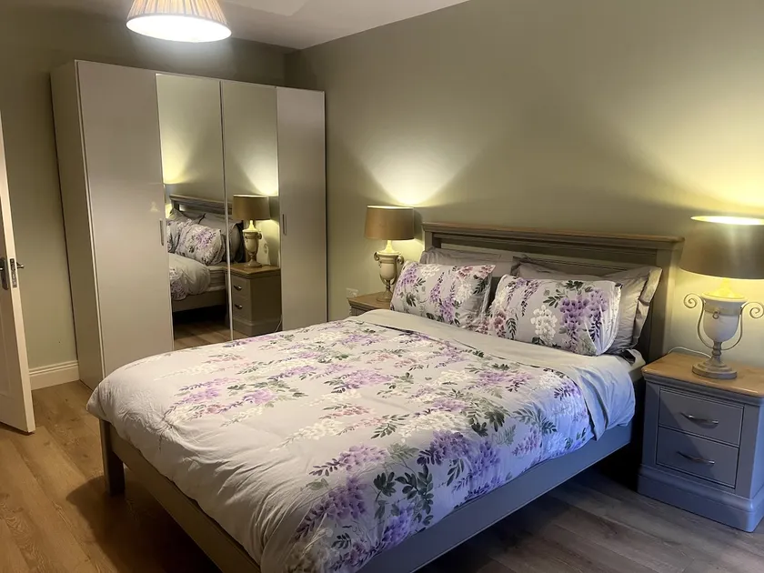 4 bedroom apartment, self catering. Above pub/bar - Image 1