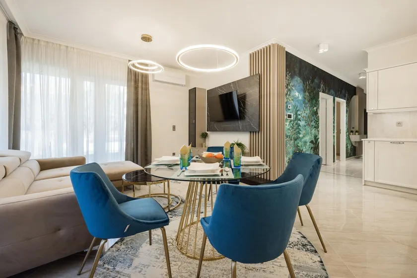 Stylish Ground-Floor Comfort w Terrace & Parking - Image 1