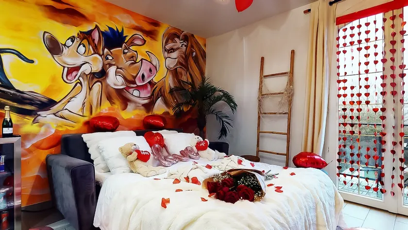 Loveroom - Chic & Romantic Escape - Image 1