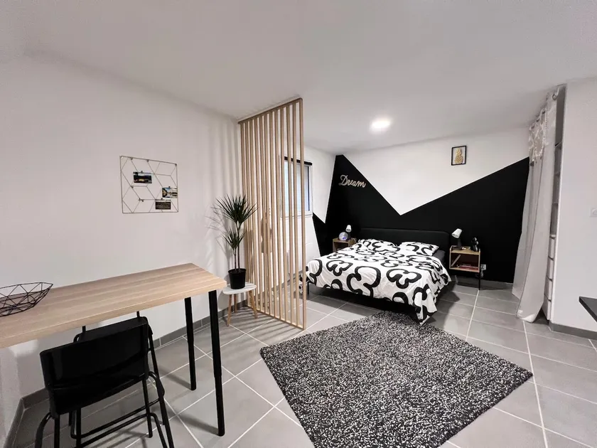 Cozy 1-bedroom apartment - Image 1