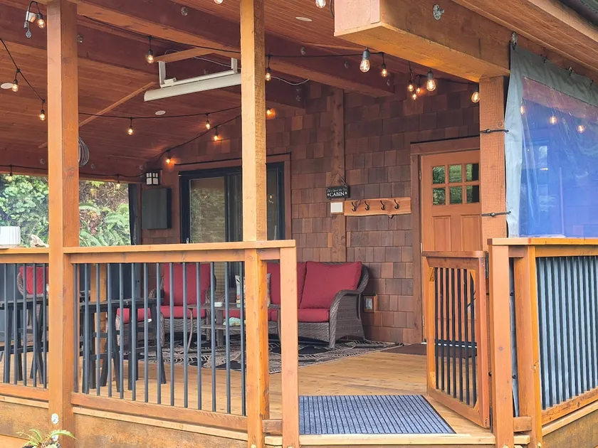 Cozy Corner Cottage, fully covered large deck. - Image 1