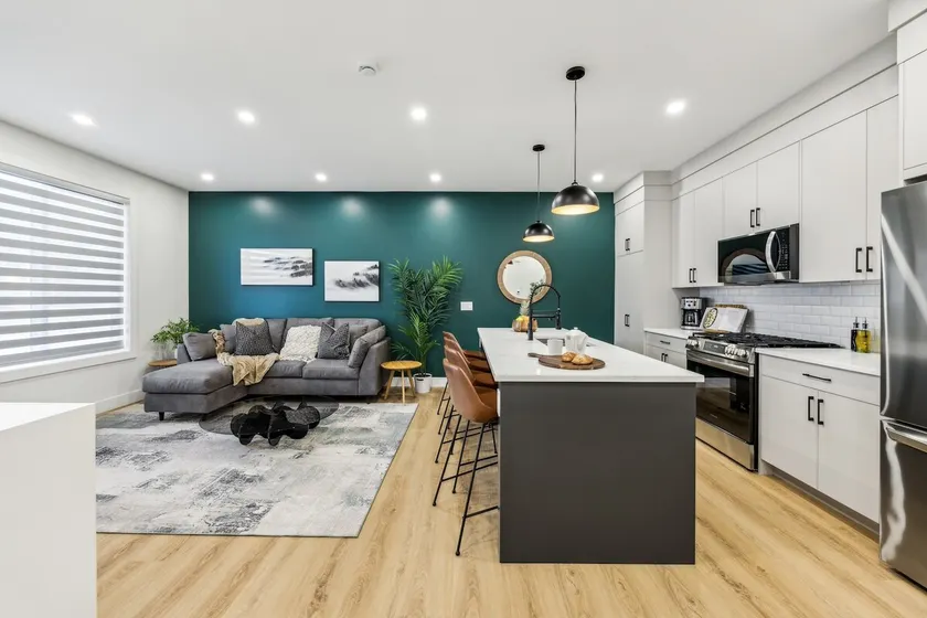 Rare Find-Two Suites, 3 King Beds & Prime Location - Image 1