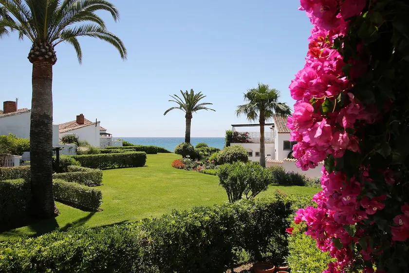 Beachfront 2 bedroom townhouse, great seaview - Image 1