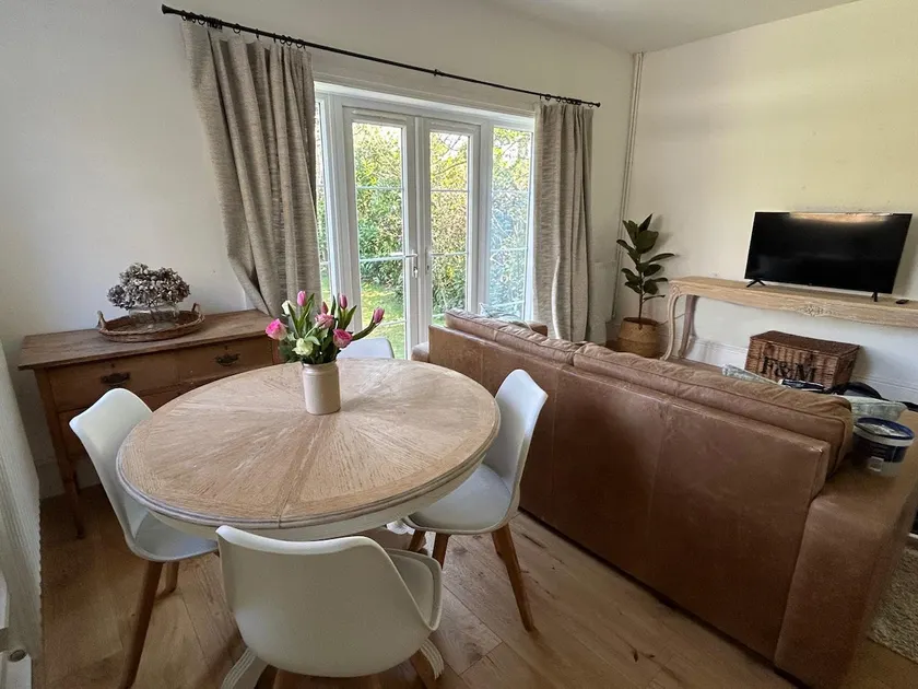 Secluded and sunny guest suite - Image 1