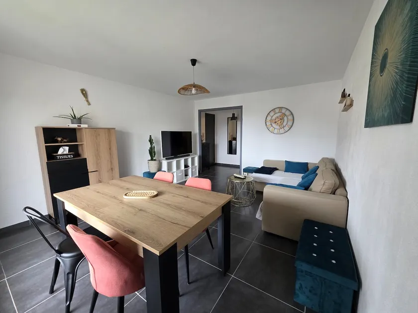 Air-conditioned 2-bedroom apartment - Image 1