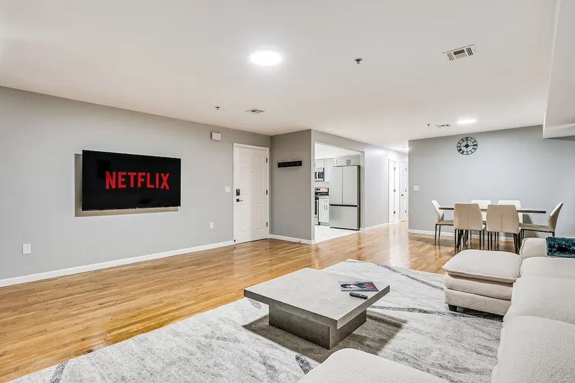 Luxury Apt w/Balcony (Read House Rules) - Image 1