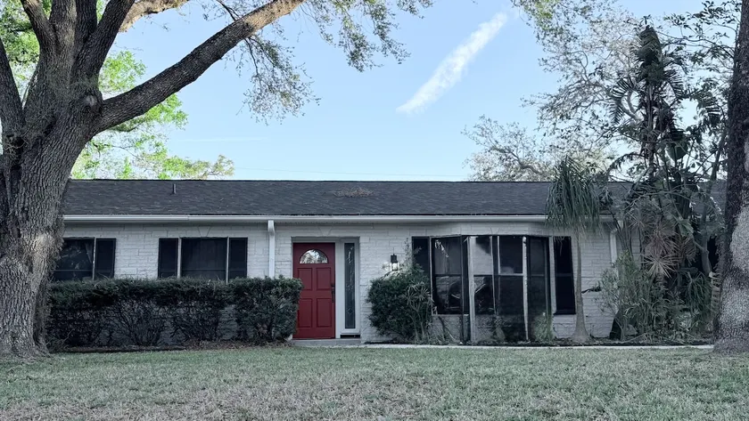 This is it: Red door Vacay House - Image 1