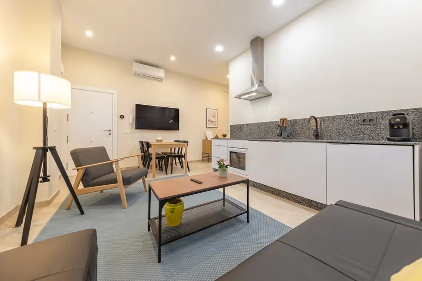 Apartamentos de Juan, Apartment with queen bed. - Image 1