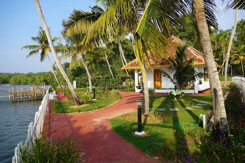 Kayal Couple’s Lakefront Retreat - Image 1