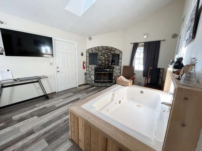 Jacuzzi Skylight Cabin No.18 - Image 1