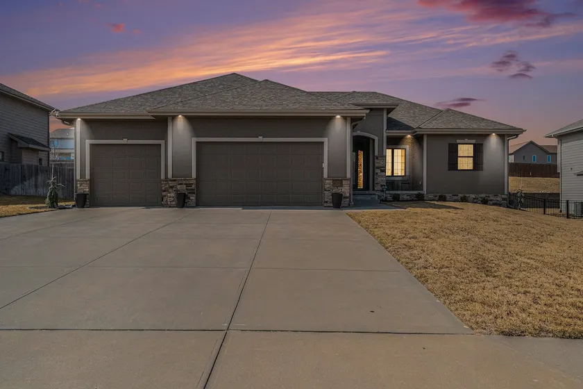 Spacious Retreat in West Omaha 2 King 3 Queen Beds - Image 1