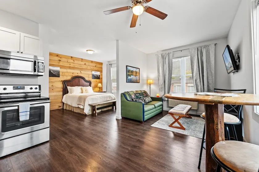 Modern 1BR Downtown | King Bed + Parking, Snowshoe - Image 1