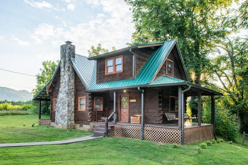 Rippling Waters Retreat | Riverfront Rustikke Cabin i Townsend, TN - Image 1