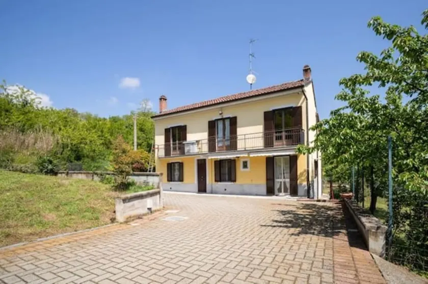Villa Ciraldo in Monferrato for 8, surrounded by greenery - Image 1