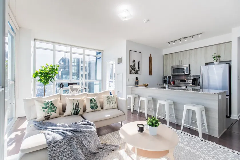 Luxury Condo Downtown SquareOne W/ King Bed/Office - Image 1