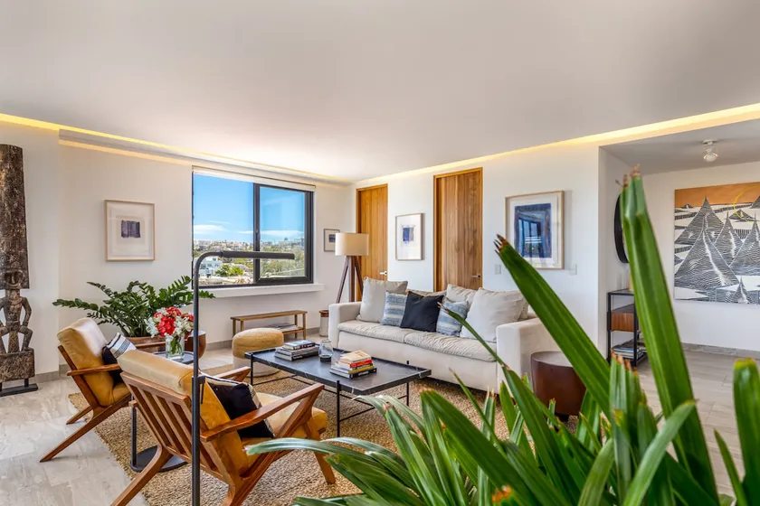 Luxury 2 bedroom condo - Image 1
