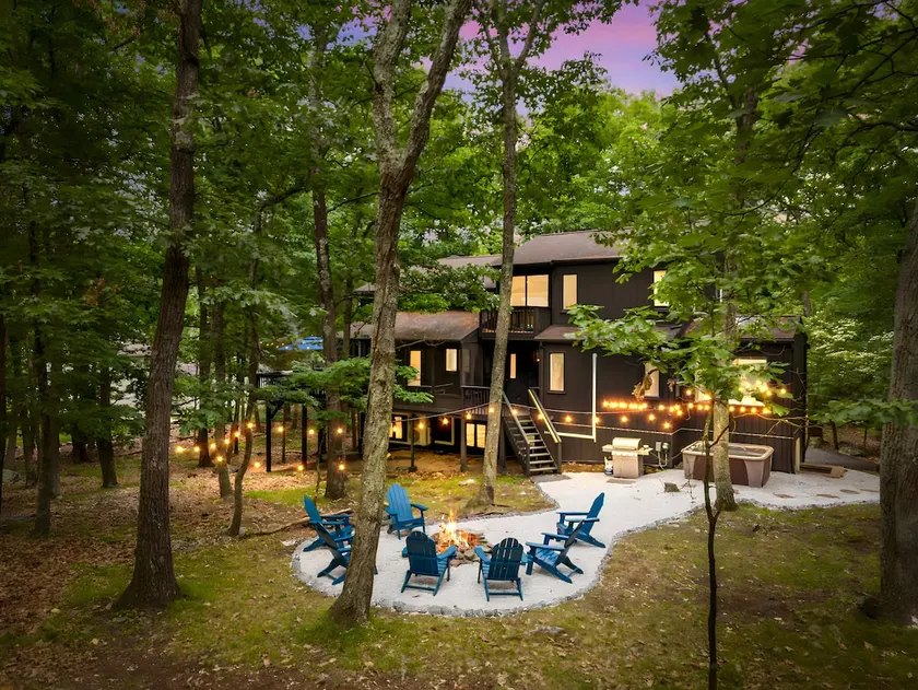 5BR Hot Tub, Sauna, GameRoom, Lake Access - Image 1