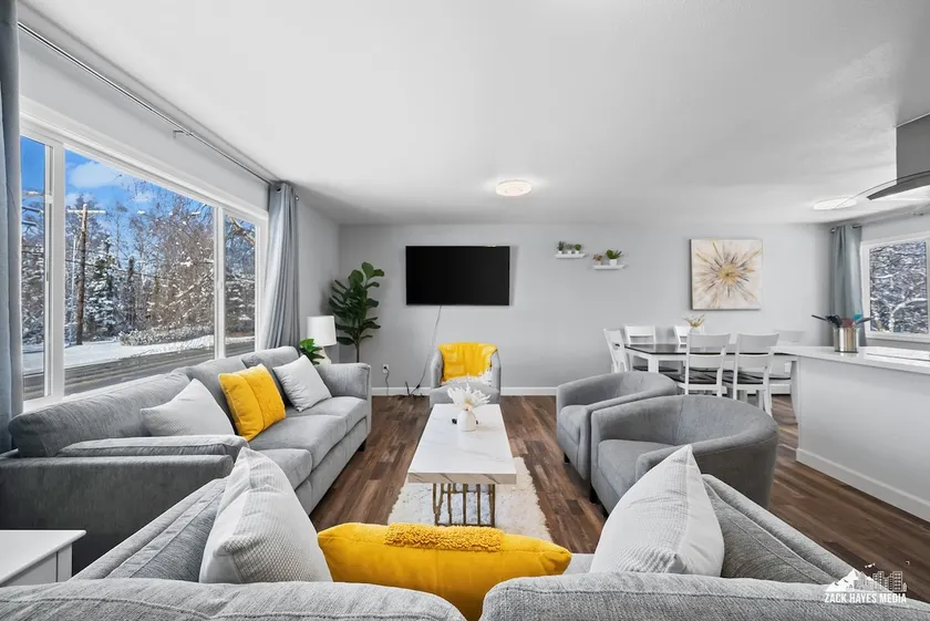 Modern Townhome ~ Close to Airport - Image 1