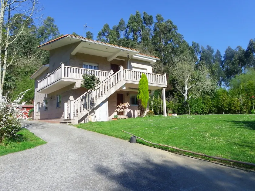 House with large estate and barbecue - Image 1