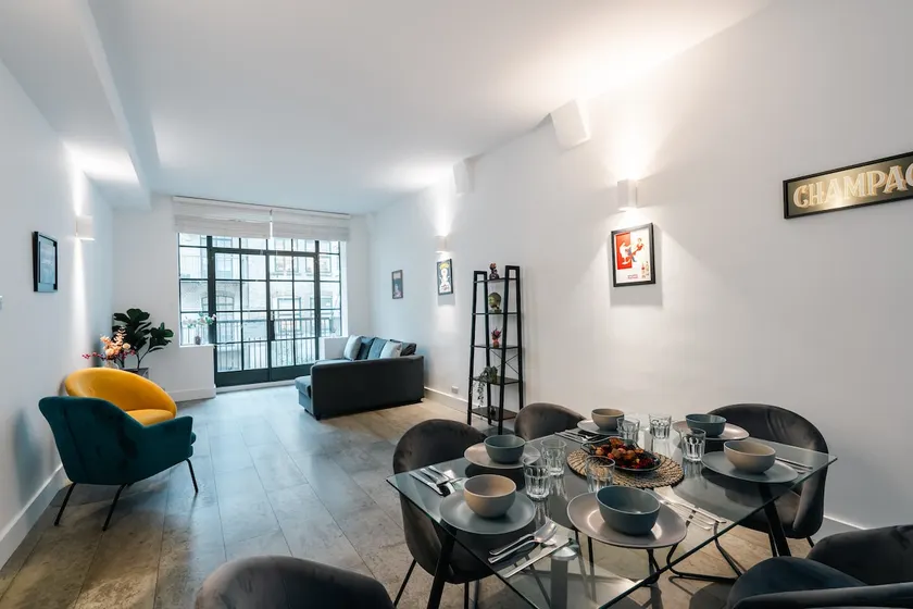 Elegant Clerkenwell 2-Bedroom Flat with Terrace - Image 1