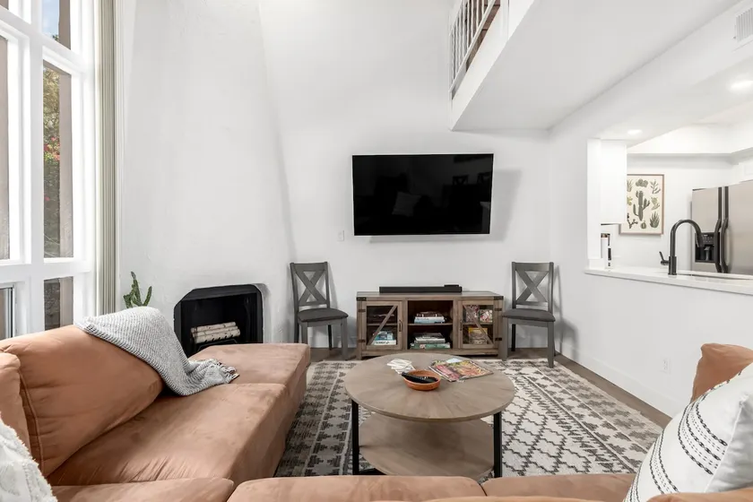 Exceptional community! Biltmore/Arcadia location. Impeccable! King Bed! - Image 1