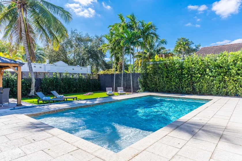 Stunning Tropical Pool House Miami Coconut Grove - Image 1