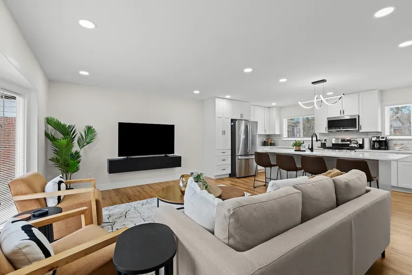 Gorgeous 4br2ba Luxury Home - Image 1