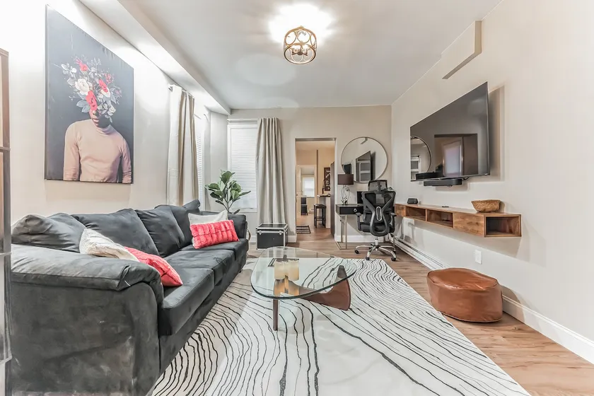 Pet-Friendly Apt. Fenced yard. Private Parking - Image 1