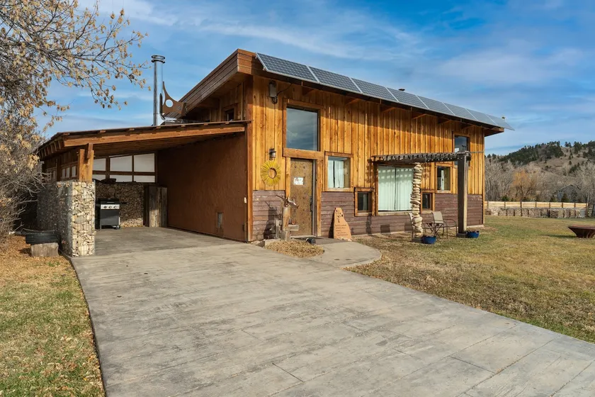 Off-Grid Cottage at Granny Flats - Image 1