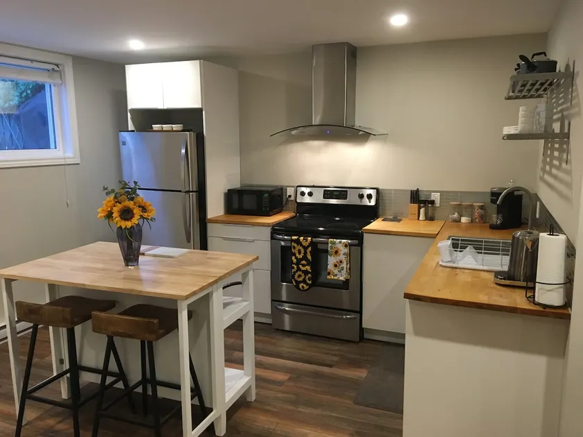 The Bee Hive - Lower Level Raised Bungalow - Image 1