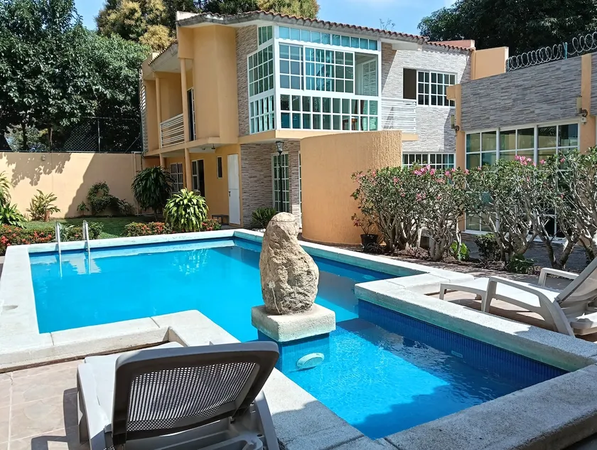 House with pool and garden, close to the beach - Image 1