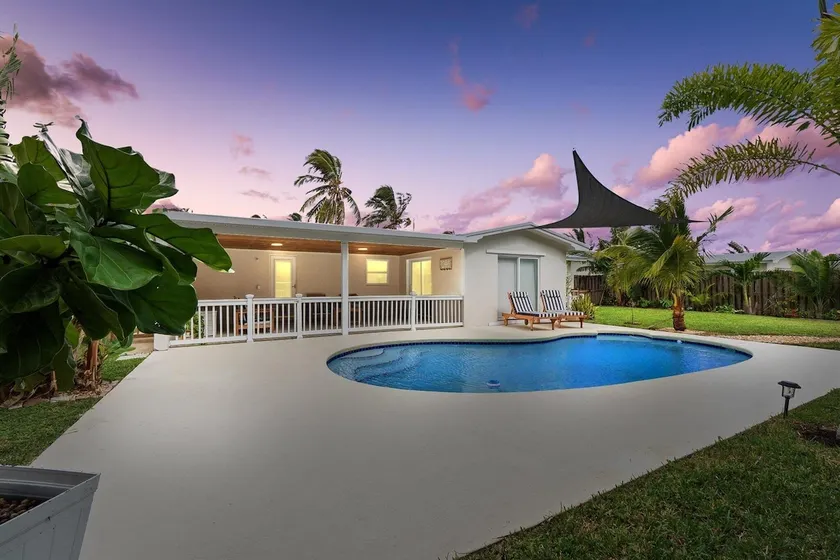 4/3 Walk to Beach, Heated Pool, Sleeps 8, Treefort - Image 1