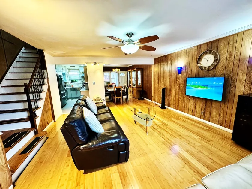 LGA 5 mins,3 Br Duplex Private House with Driveway - Image 1