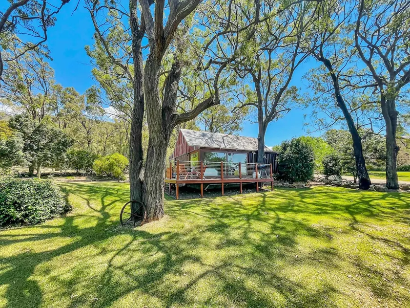 Two Doors - Unique 2 bdrm cottage on picturesque vineyard estate - Image 1