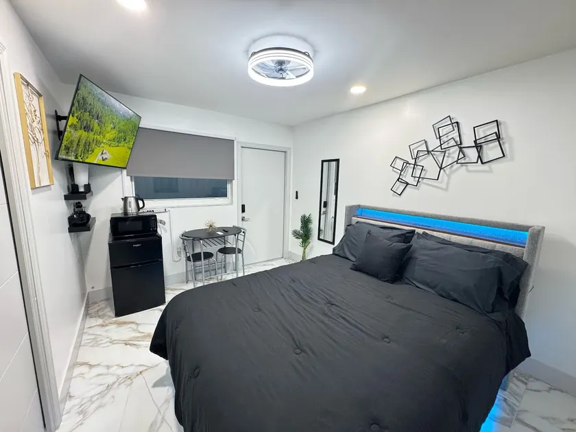 Luxe Haven Private Room! 1 Bed - Image 1