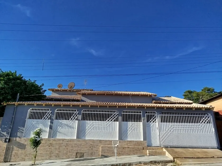 Large house, air-conditioning in all rooms, fits 3 cars - Image 1