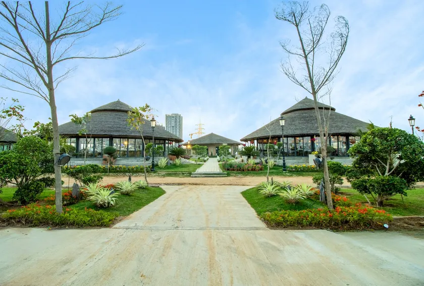 Central Park 1BR Apt Near Gurugram Wid Pool Access - Image 1