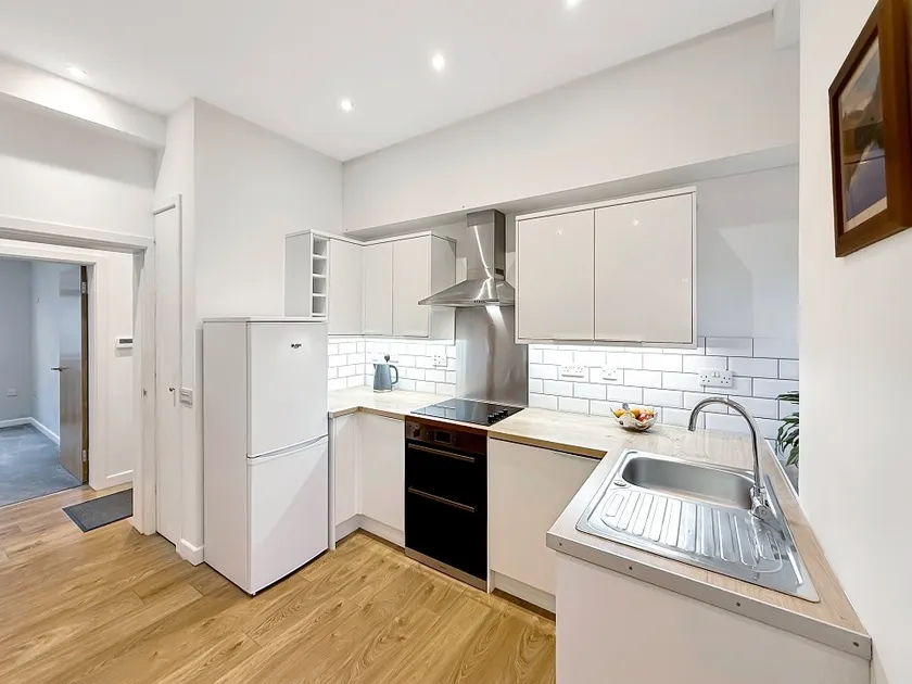 Newly refurbished town centre apartment - Image 1