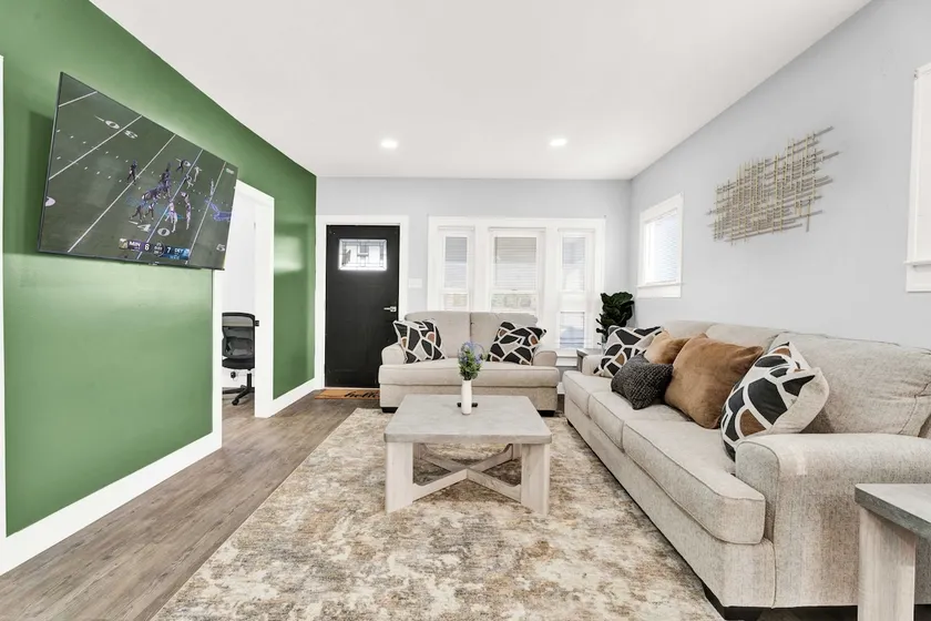 Emerald Luxe Retreat | 3BD Stylish Stay Sleeps 6 - Image 1