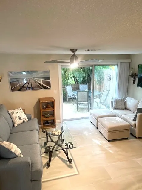 2/2 Townhome 1 mile to Beach! - Image 1