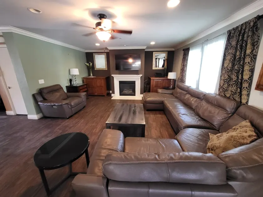 Beautiful 6 Bedrooms, 6 Beds - Image 1