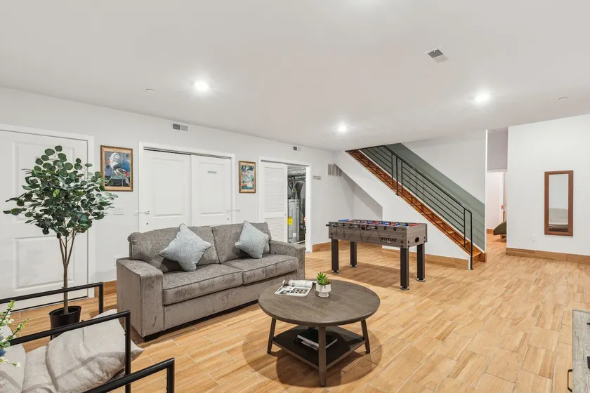 2BR/2.5BA Bi-Level Apt Chinatown Free Parking - 1 - Image 1