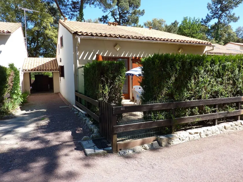 Apartment in a residence - Image 1