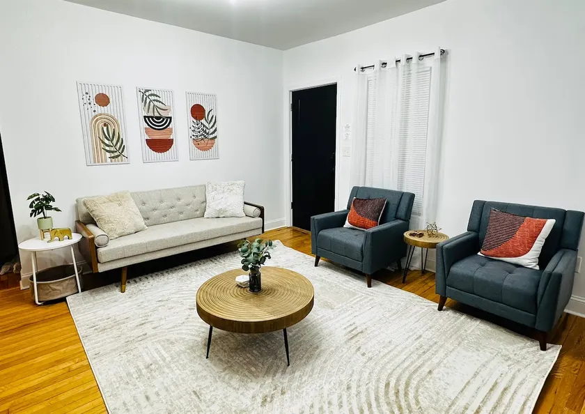 Mid-Century Comfort & Style - Image 1