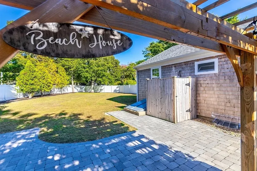 Cape Diem| 1.5M to Craigville Beach| 4 Beds,2 Bath - Image 1