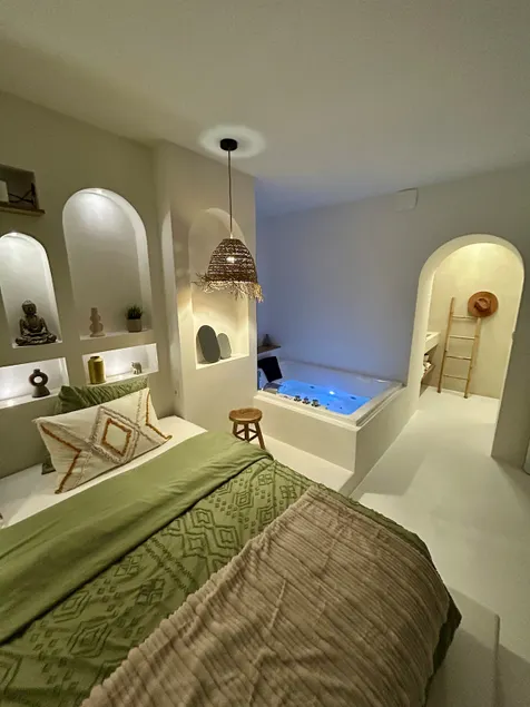 Bali Suite - Spa Jacuzzi - Image 1